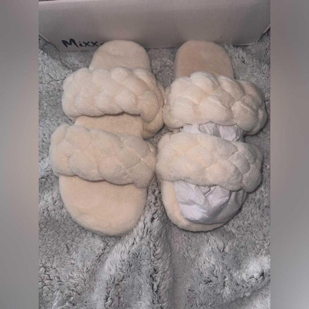 Mixx Shuz fur sandals